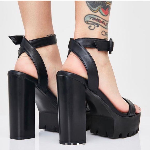 Fits a bit big would fit a size 7 - Picture 2 of 4